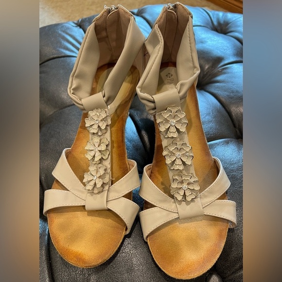 Patrizia by Spring Step Cream T-Strap Wedge With Beautiful Flower Accents Size 9 - Picture 1 of 9